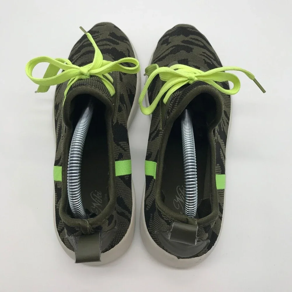 Niki Woman's size 10 Sneakers  Stretch Camo Lightweight Shoes Comfy Camouflage